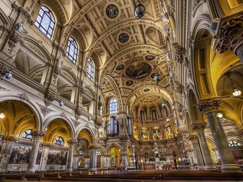 Phong cách kiến trúc Baroque thể hiện đặc trưng của Công giáo