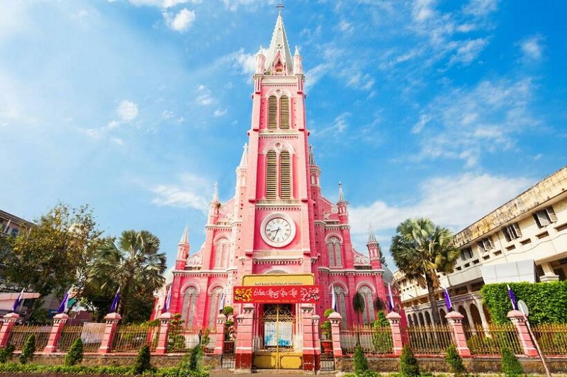 Nhà thờ Tân Định có sự pha trộn giữa kiến trúc Gothic và Roman