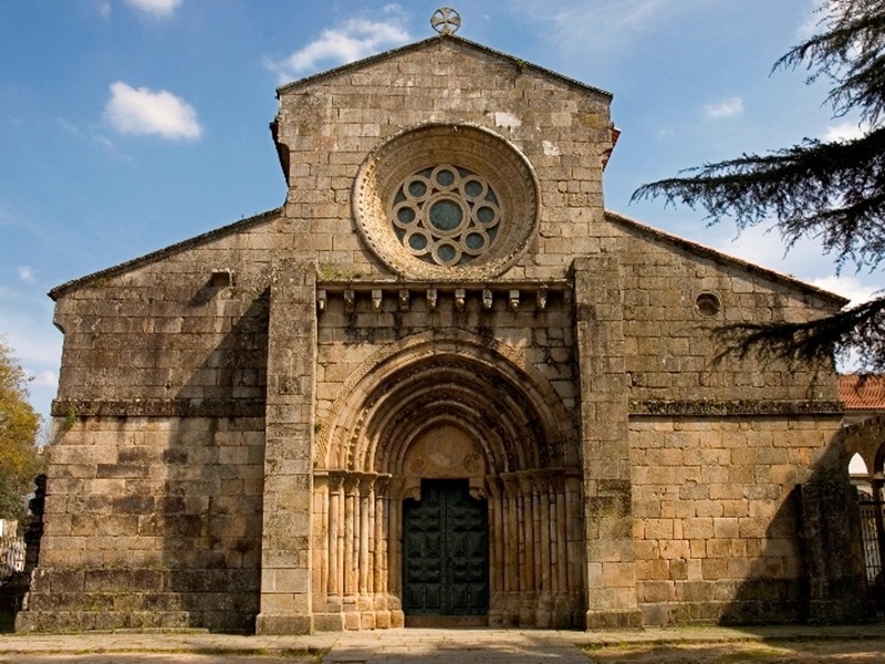 Tu viện xây dựng theo phong cách thô sơ và đơn giản đặc trưng của kiến trúc Roman thời đó
